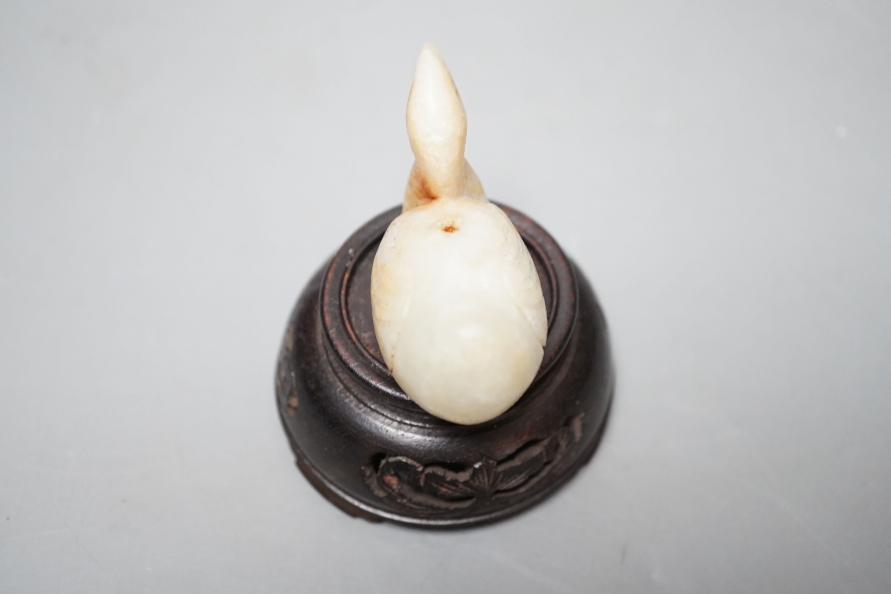 A Chinese jade figure of a goose, 5.5cm wood stand